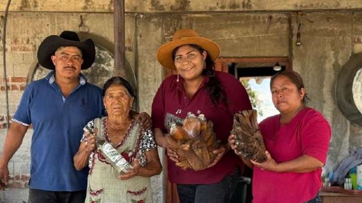 Impulsa Icapet emprendimiento de mujeres en industria mezcalera 