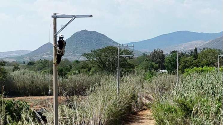 Amplía SIC red eléctrica de San Juan Chilateca 