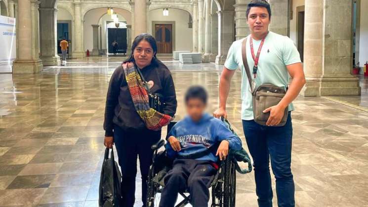 Entrega DIF Oaxaca silla de ruedas a jóven de Santa María Papalo