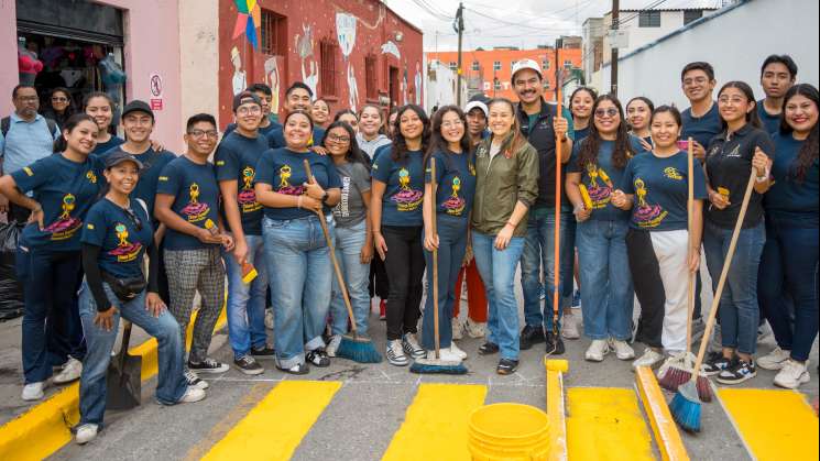 Jóvenes por la limpieza de la ciudad con el Tequio Vecinal