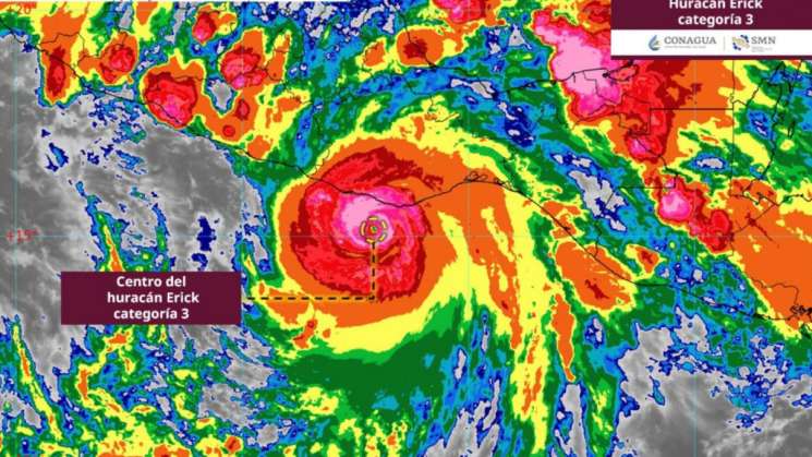 Inicia impacto del huracán  Erick  en Puerto Escondido