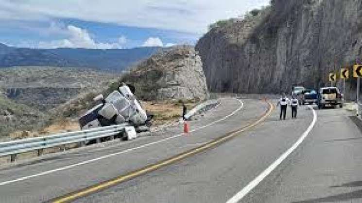 Continúa cerrada la autopista Mitla-Tehuantepec
