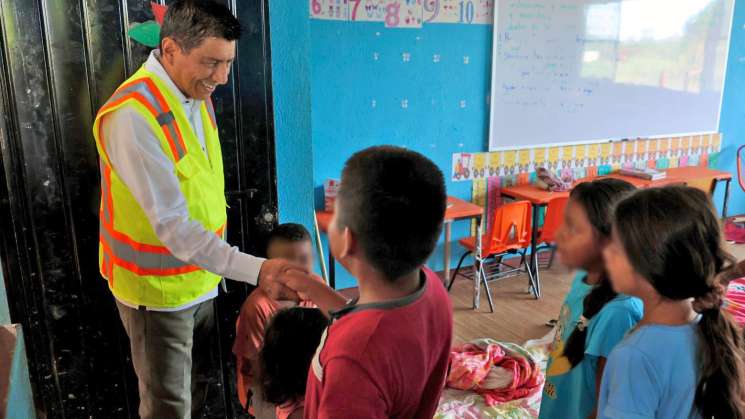 Salomón Jara vigila entrega de ayuda en zonas dañadas por Erick