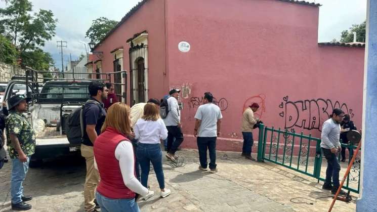 Municipio de capital de Oaxaca retira reja de calle pública