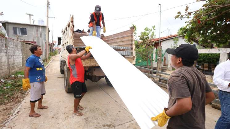 Entrega SIC más de 12 mil láminas a personas afectadas por Erick