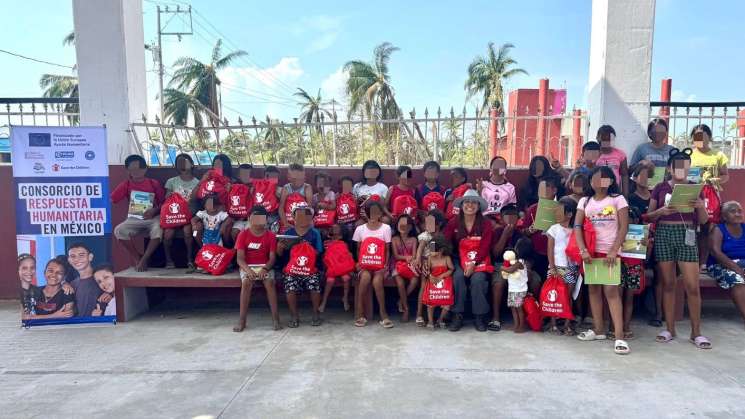 Dan kits de bienestar a niñas,niños y adolescentes en Pinotepa 