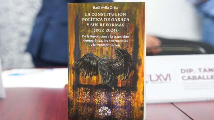 Raúl Ávila presenta su libro sobre la Constitutución de Oaxaca