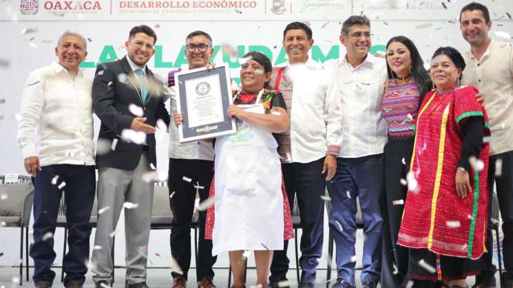 Rompe Oaxaca Récord Guinness con tlayuda más grande del mundo