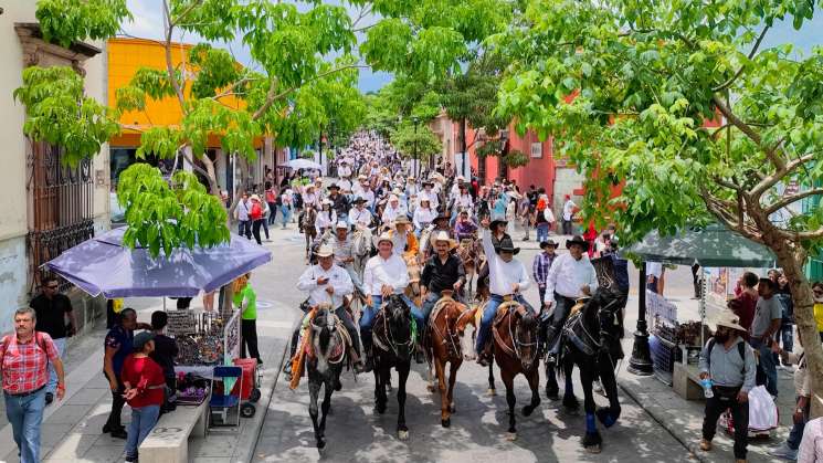 Municipio de Oaxaca  participa en la Cabalgata Guelaguetza 2025