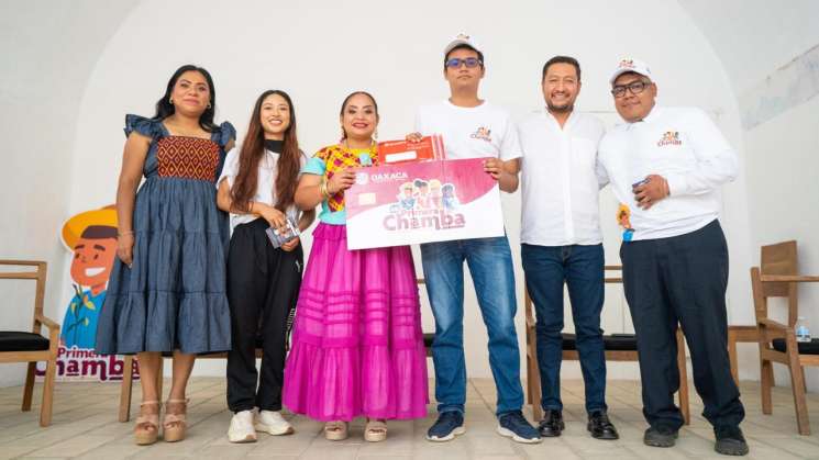 Entregan en Oaxaca tarjetas de Mi Primera Chamba a jóvenes 