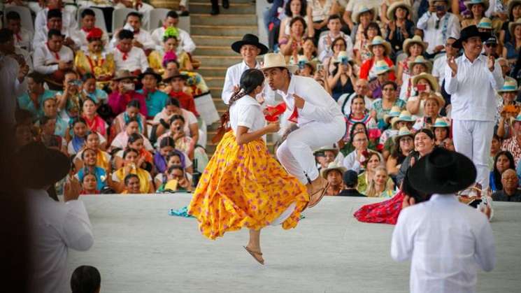 Primera Guelaguetza, deslumbra por su color y tradición