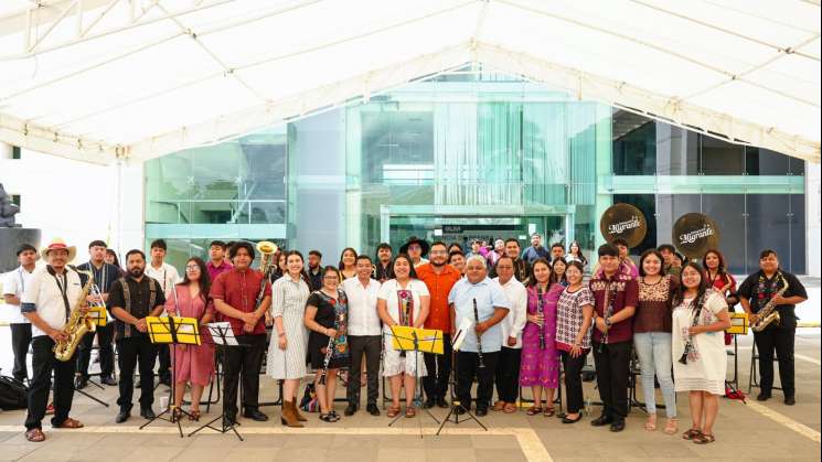 Congreso recibe a la Banda de Música de la  Delegación Migrante