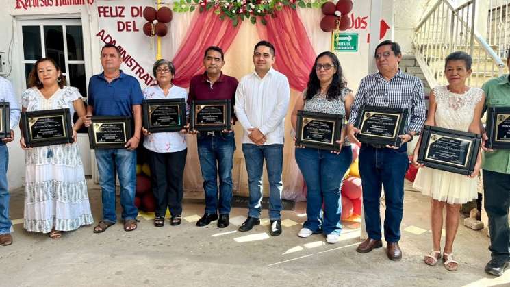 Entrega IEEPO 2 mil 238 reconocimientos por años de servicio 