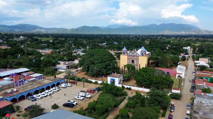 Mejoran condiciones de vida con pisos firmes en Santa Ana Zegache