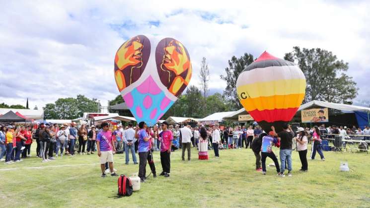 Impulsa Salomón Jara tradición de globos de cantoya en Matadamas
