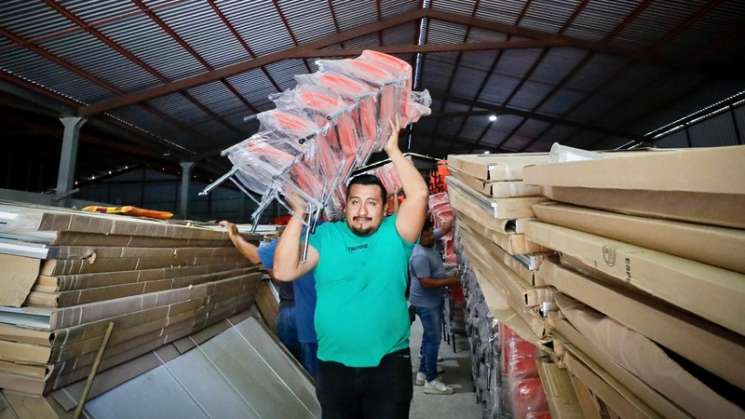 Inicia Gobierno de Oaxaca histórica entrega de mobiliario escolar