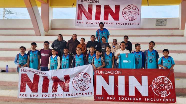 Con uniformes, Fundación Nino impulsa el deporte en Ticua