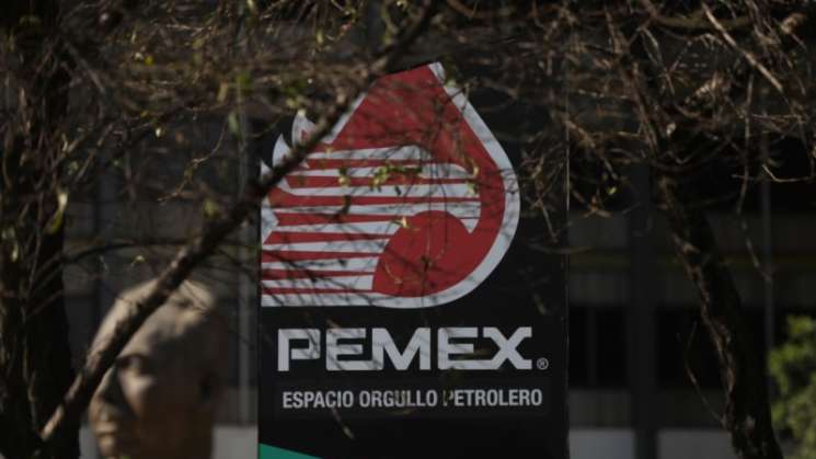 Eleva Fitch calificación de Pemex tras emisión de deuda 