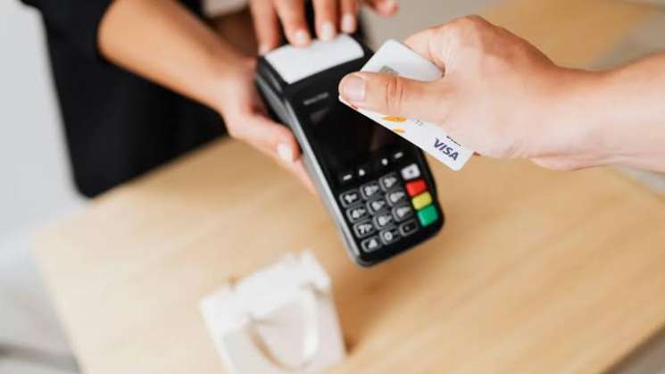 Quejas por cobros extra con tarjeta de crédito en aumento 