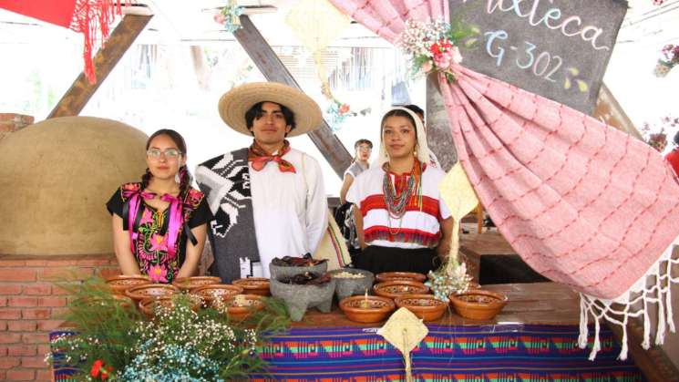 Realizan estudiantes de UTVCO muestra