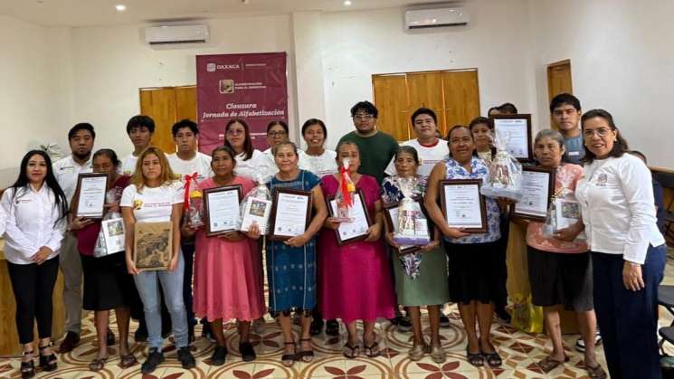 Avanza San Pedro Pochutla en alfabetización de personas adultas 