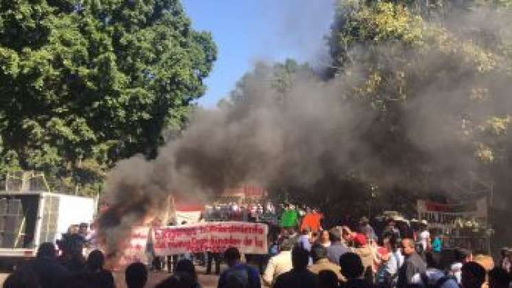 Tras bloqueo desalojan a docentes de Telebachilleratos en Oaxaca 