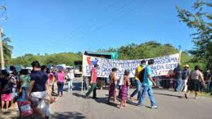 Productores de papaya bloquean paso Pinotepa-Puerto Escondido