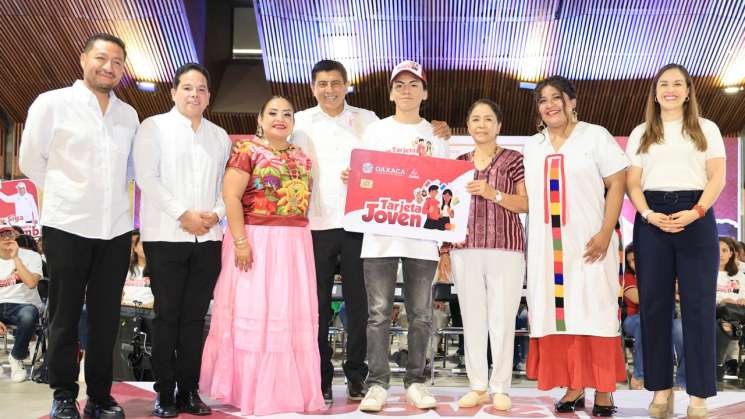 Salomón Jara entrega tarjetas Joven y de Mi Primera Chamba