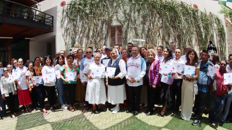  Un batazo solidario por Oaxaca: entregan 10 mdp a proyectos 