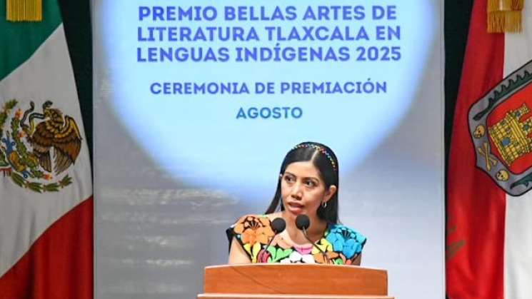 Andrea Lorenzo recibe el Premio Bellas Artes en Lenguas Indígenas