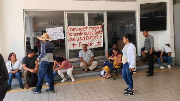 Detienen a vendedores de agencia de autos en Oaxaca por fraude