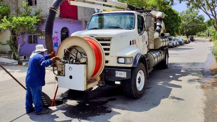 Realizan saneamiento urbano en Bahías de Huatulco 