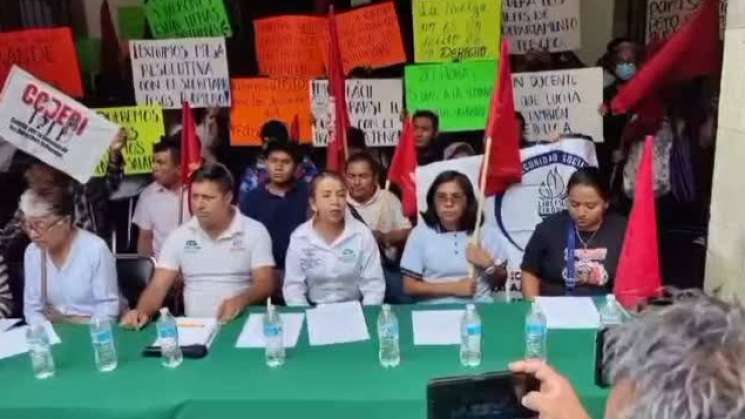 Cumplen 14 días de paro docentes de telebachilleratos en Oaxaca