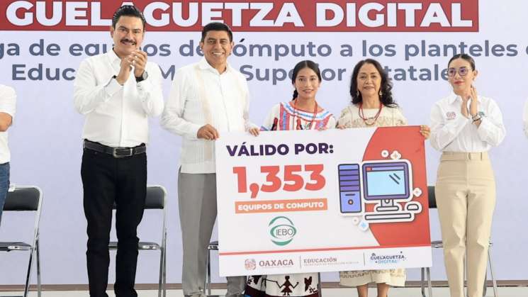 Salomón Jara entrega 1,300 equipos de cómputo a escuelas