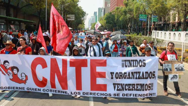 Marchan maestros de la CNTE en Oaxaca, piden cumplir acuerdos 