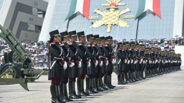 El Heroico Colegio Militar de México gradúa a 876 oficiales 
