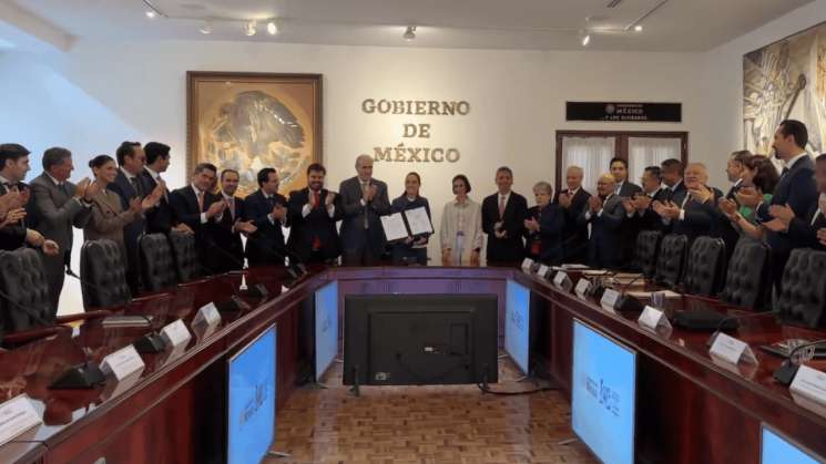 Tras reunión,Sheinbaum y gasolineros renuevan tope a combustible