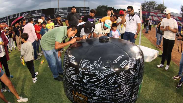 Emotivo adiós al estadio Eduardo Vasconcelos 