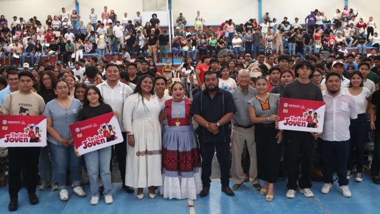 Entrega Gobierno del Estado 750 Tarjetas Joven en Juchitán