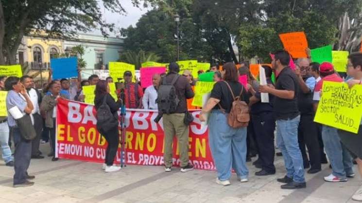 Acuerdan autoridades mantener concesiones y choferes en BinniBus
