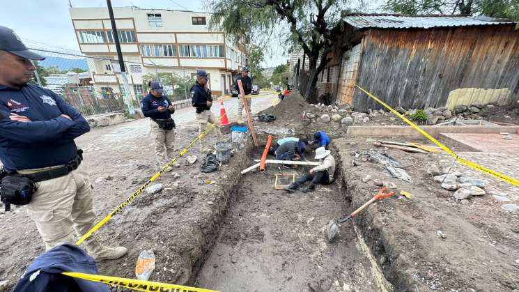 Hallan posible entierro prehispánico en calle de Mitla
