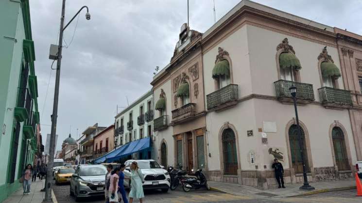 Denuncian uso de calles como estacionamiento de funcionarios