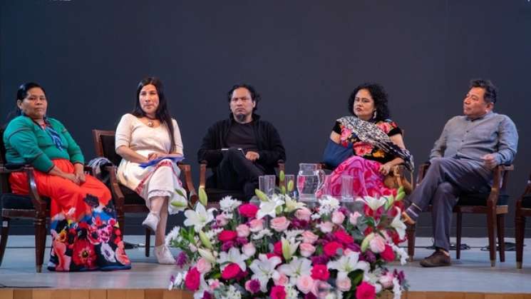 Margarita León recibe el Premio Nezahualcóyotl