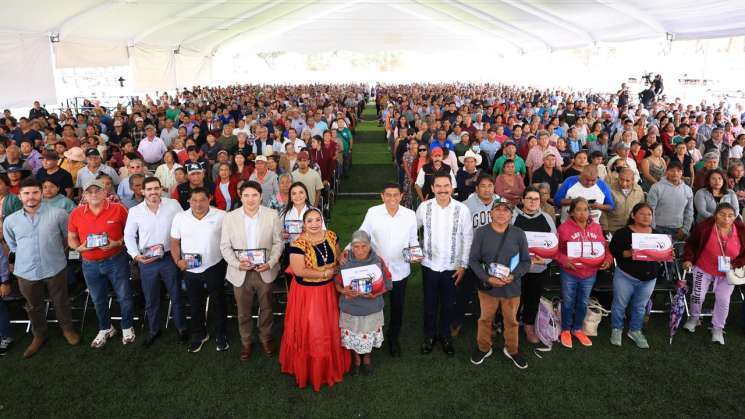 Entrega Salomón Jara  tarjetas de Farmacias Bienestar