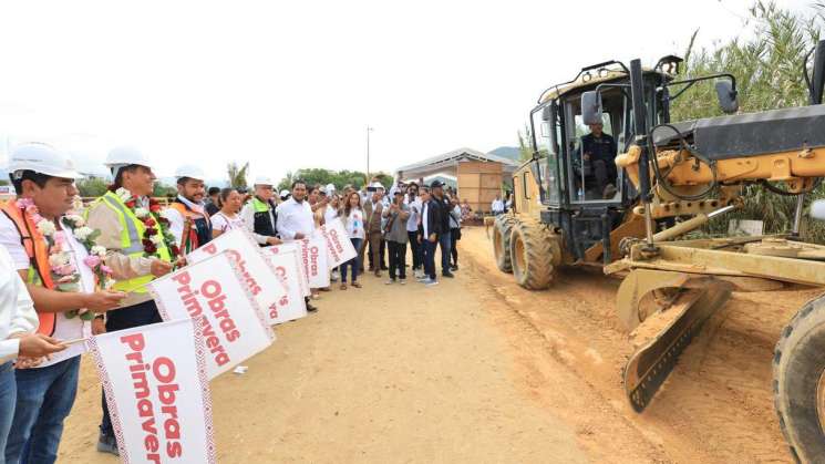 Gobierno de Oaxaca inicia pavimentación de la Avenida Río Salado