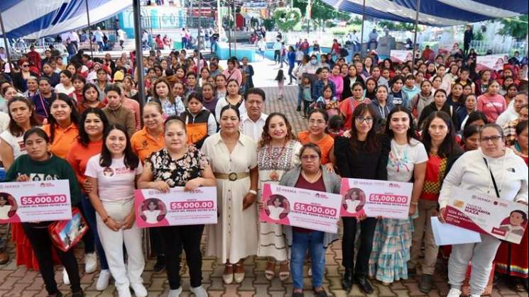 En Juxtlahuaca, entregan apoyo económicos a mujeres