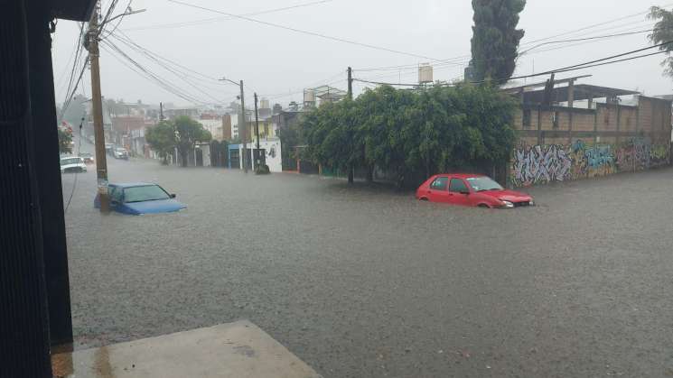 Bomberos atienden severas inundaciones en la ciudad de Oaxaca