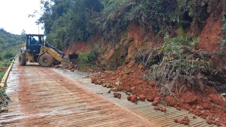 Gobierno reabre caminos afectados por derrumbes en tres regiones