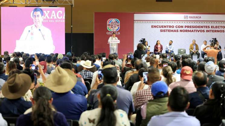 Con servicios de Gobierno, Salomón Jara acompaña a166 autoridades