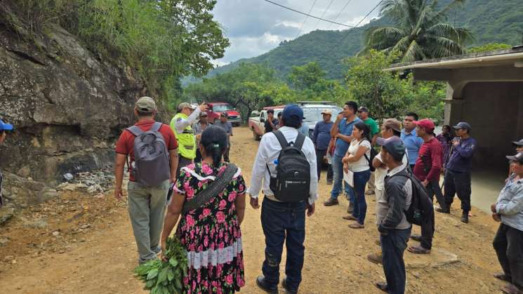 Por deslizamiento de tierra, evacúan agencia de Zenzontepec
